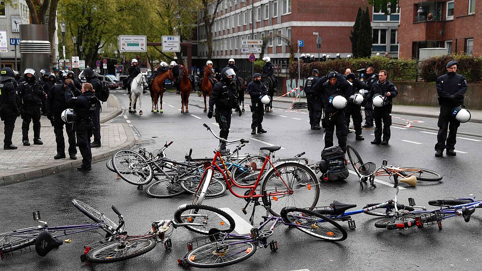 Tusentals demonstranter försökte blockera partipolitikernas väg in till hotellet Maritim i centrala Köln, bland annat genom att lägga ut cyklar på vägar.