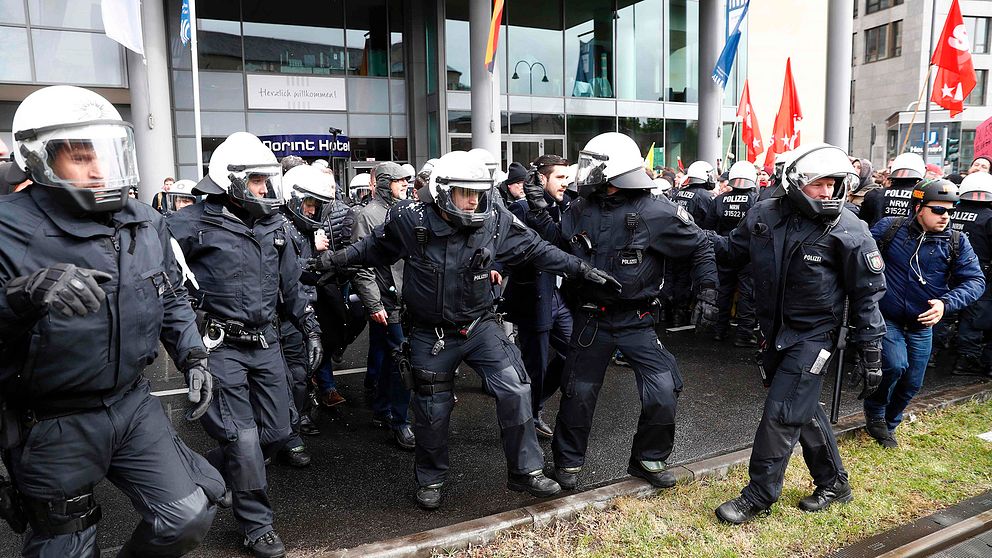 Polisen slog en järnring runt hotellet i tyska Köln där partiet AFD håller sin partikongress.