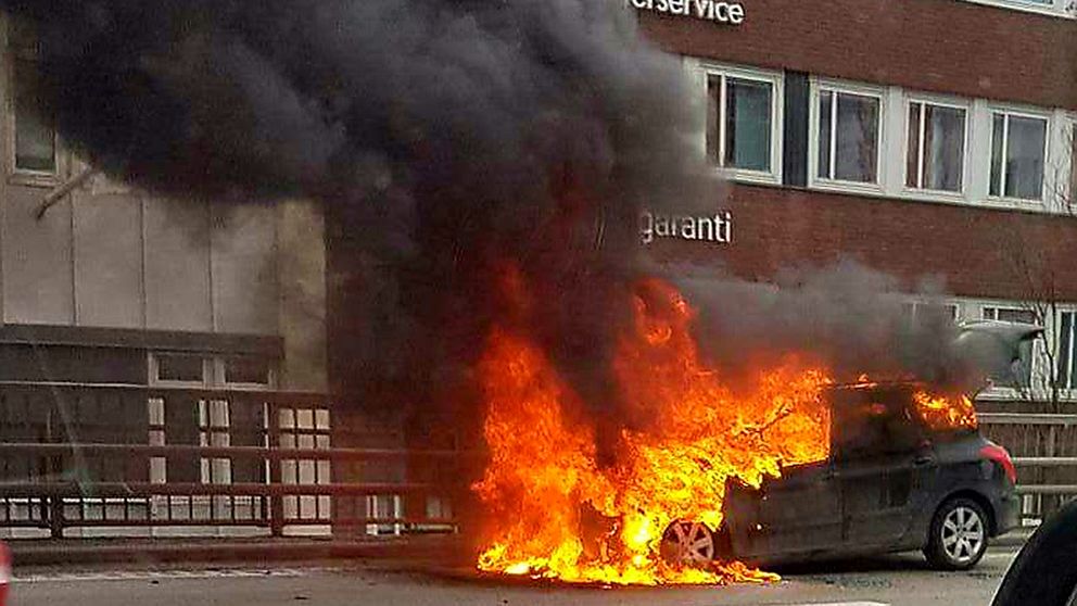 Bilen fattade eld av oklar anledning mitt på kraftigt trafikerade Essingeleden i centrala Stockholm.