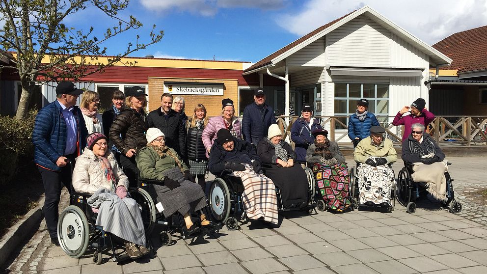 De boende på Skebäcksgården och Stolta promenerare samlade utanför Skebäcksgården