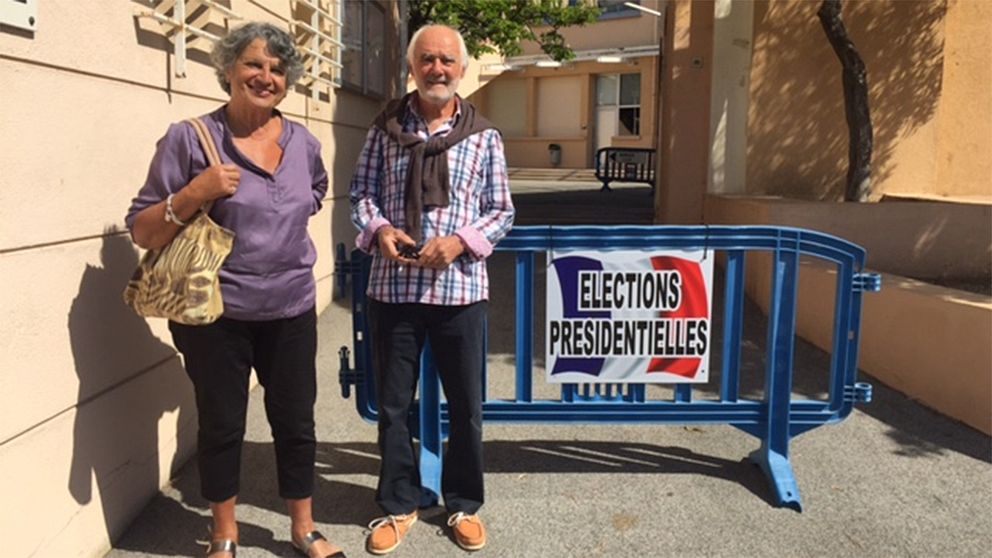 Christiane och Raymond Perret vid vallokalen i lilla Sainte-Maxime för att rösta.