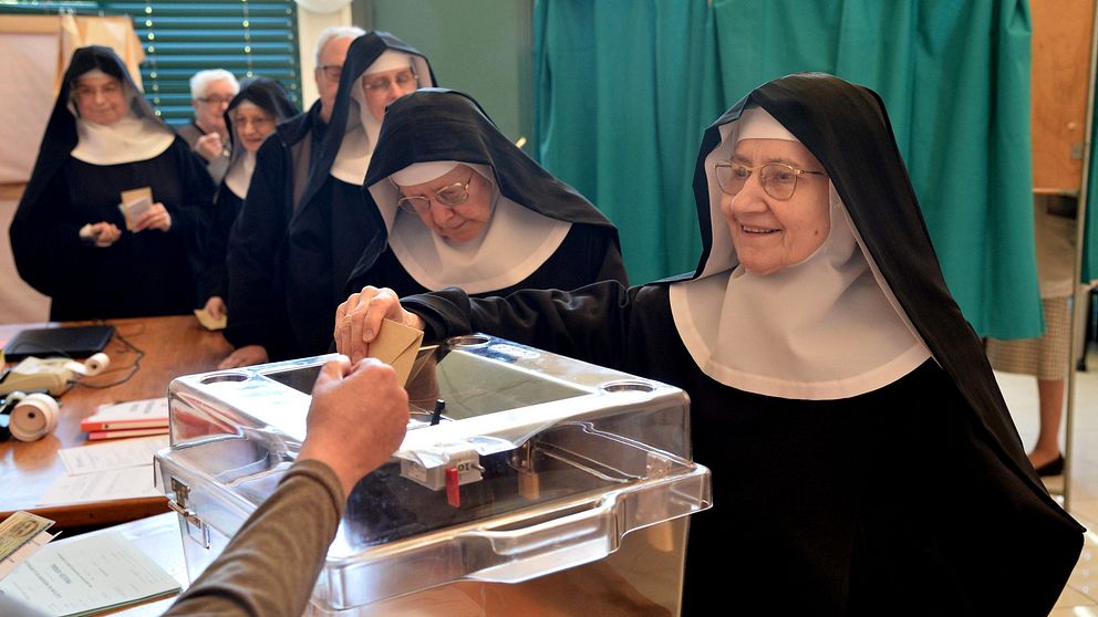 Benediktinsystrarna från klostret Sainte-Cecile var ute och röstade under söndagen.