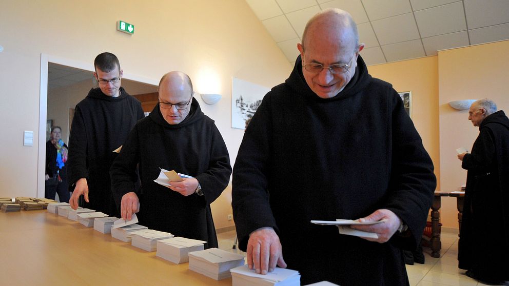 Även deras kollegor i Guds tjänst, benediktinmunkarna från klostret Saint Pierre de Solesmes, besökte valstugorna.
