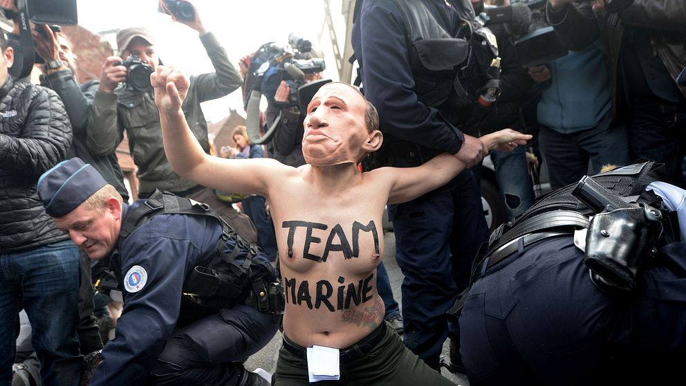Barbröstade kvinnor från aktivstgruppen Femen demonstrerade utanför den vallokal i staden Hénin-Beaumont där Marine Le Pen röstade.