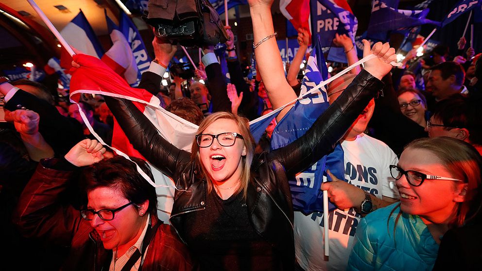 Glada supportrar till Marine Le Pen firar efter valutgången.