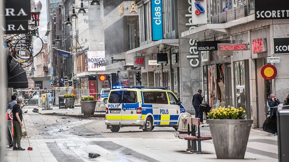 Förödelse på Drottninggatan strax efter dådet. En ambulans står i mitten.