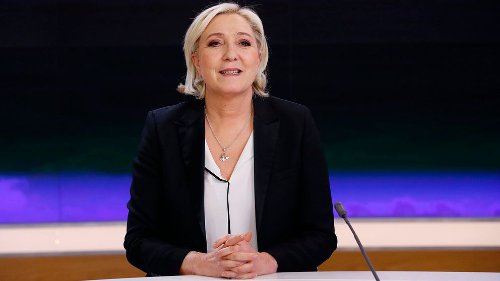 Marine Le Pen meddelade under måndagskvällen att hon tillfälligt kliver av posten som ledare för Nationella Fronten, nu lägger hon istället allt krut på att vinna presidentvalet – vad som händer efter 7 maj återstår alltså att se