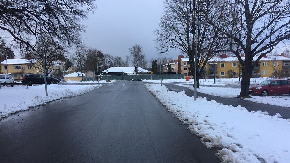 en gata med snö på kanterna och markytorna intill