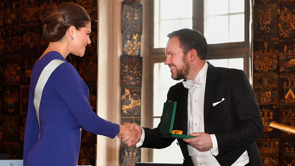 Kronprinsessan Victoria delar ut medalj till företagaren Tobias Lindfors