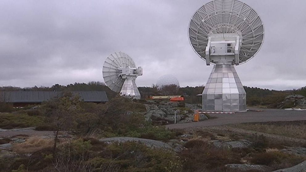 Två radioteleskop.