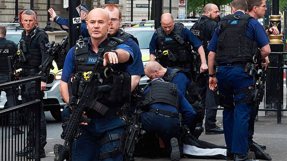 Poliser grep en man nära det brittiska parlamentet i London.