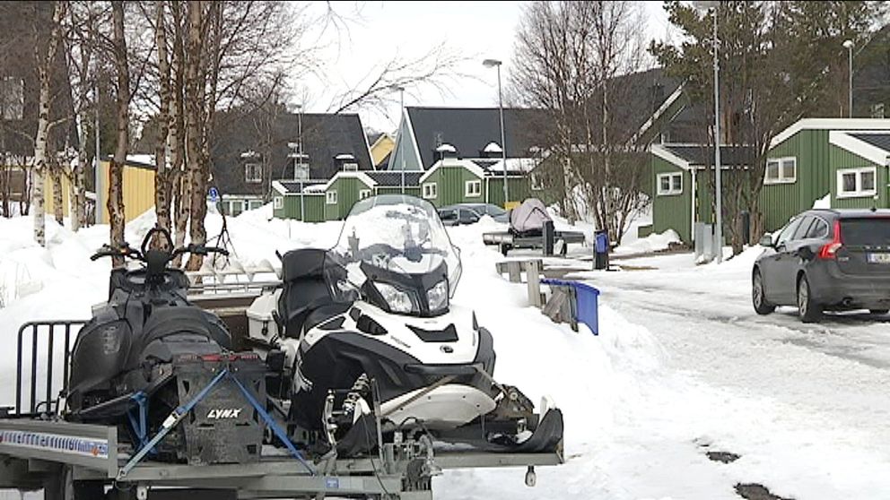 Skoter uppställda på bostadsområde