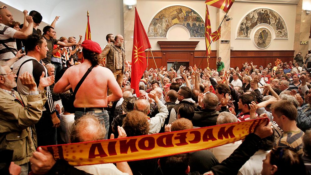 Demonstranter tog sig in i parlamentsbyggnaden i Makedoniens huvudstad Skopje på torsdagskvällen.