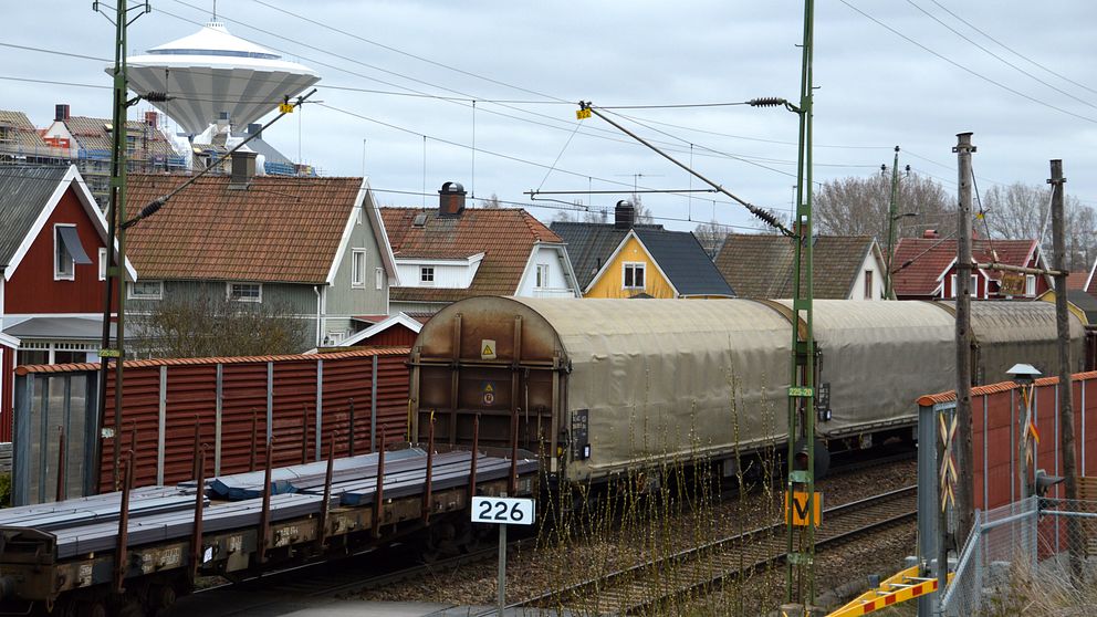 Godståg passerar genom villaområdet Hagaby i Örebro.