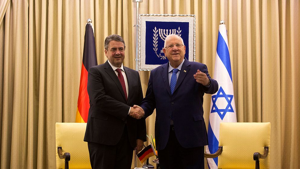 Tysklands utrikesminister Gabriel Sigmar (höger) träffade Israels president Reuven Rivlin i stället för Netanyahu
