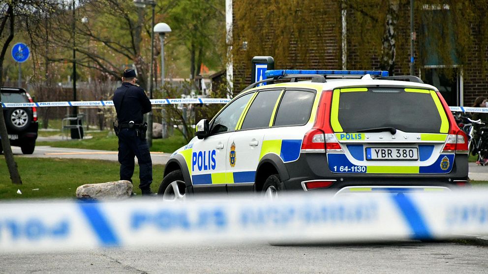 En man sköts av polis på fredagseftermiddagen i Malmö.