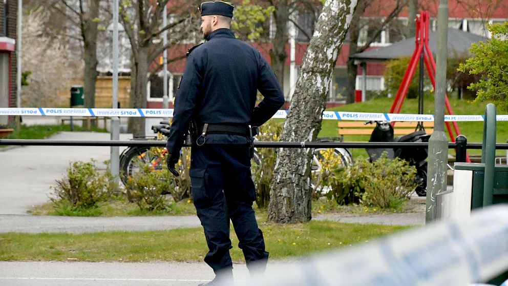 Polisen hade vid sextiden på fredagskvällen kvar avspärrningarna vid platsen där skjutningen ägde rum.