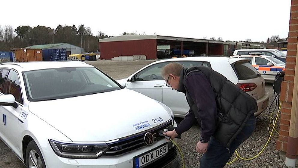 Anders Karlsson fordonschef i Södertälje kommun med sin tjänstebil