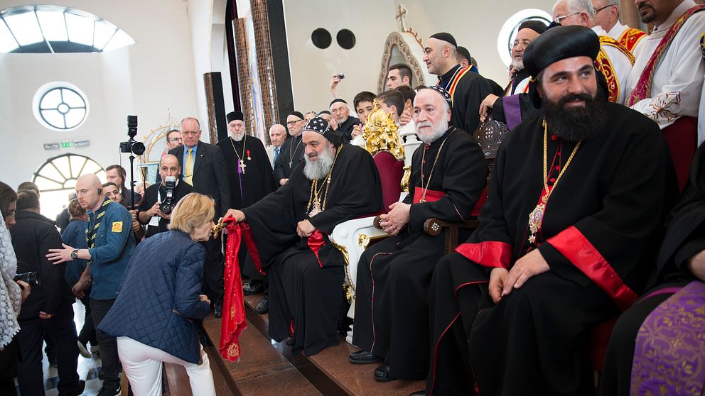 Syrisk-ortodoxa kyrkans högsta ledare, patriark Mor Ignatius Aphrem, på besök i Södertälje. Södertäljebiskoparna Ablahad Gallo Shabo och Benjamin Atas sitter intill. Biskopar.