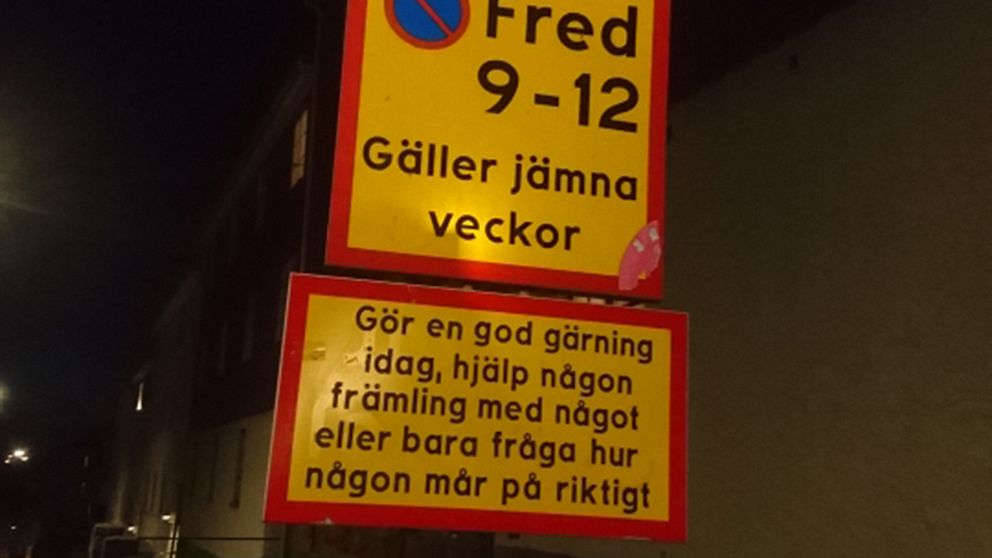 På trafikskylten står det: Gör en god gärning idag, hjälp någon främling med något eller bara fråga hur någon mår på riktigt.