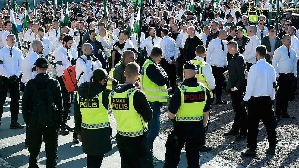 Poliser och demonstranter på första maj