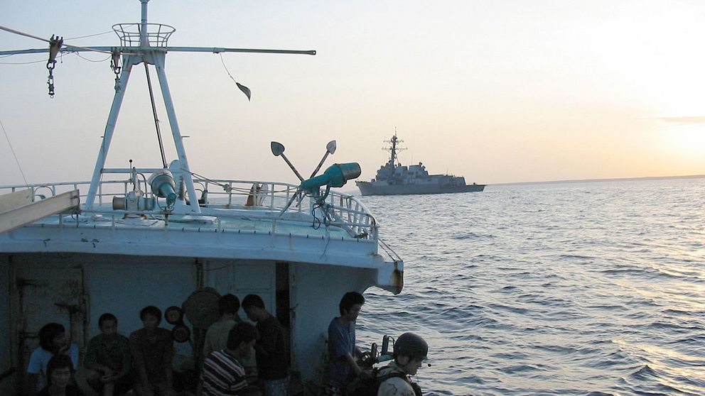 Människor som räddas från somaliska pirater.