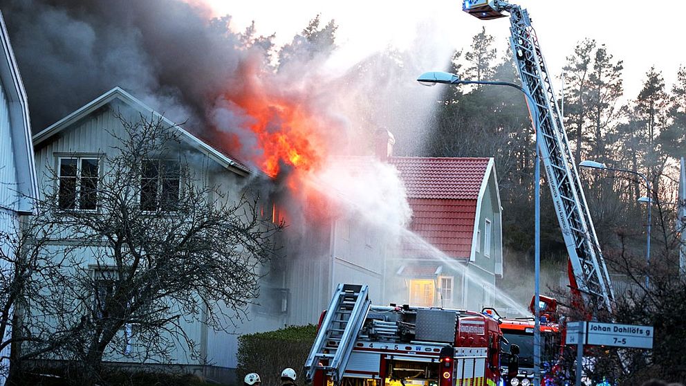 En villa i Strömslund i Trollhättan totalförstördes i svårt brand.