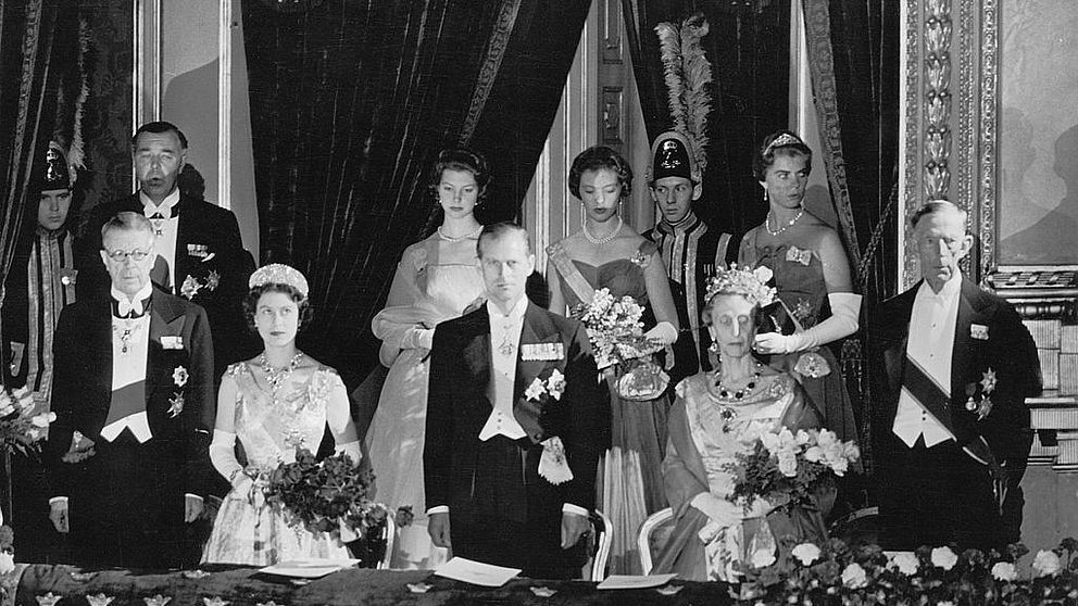 Drottning Elisabeth och prins Philip på Sverigebesök i juni 1956. Fr vänster prins Bertil, prinsessan Désirée, prinsessan Birgitta, prinsessan Margareta. Nedanför står kung Gustaf VI Adolf, drottning Elisabeth, prins Philip och drottning Louise som var syster till prins Philips mamma. Längst till höger står prins Wilhelm.