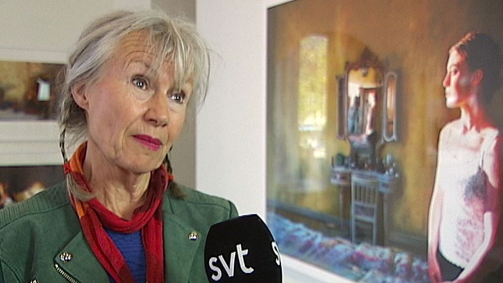 Det har gått nio år sedan Karin Broos slog igenom stort utanför Värmland och mötte en ny publik med en ny motivvärld och ett nytt uttryck. I helgen öppnar Karin Broos en utställning i Karlstad.