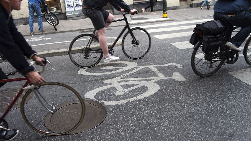 Personer som cyklar.