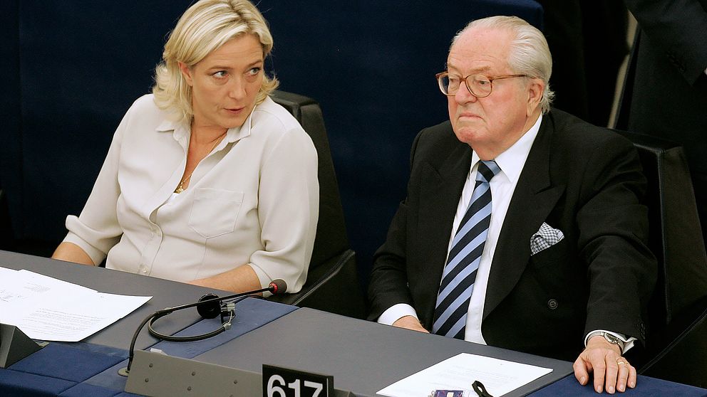 Marine Le Pen och hennes far Jean-Marie Le Pen i Europaparlamentet i Strasbourg (arkivfoto 16 dec 2016)