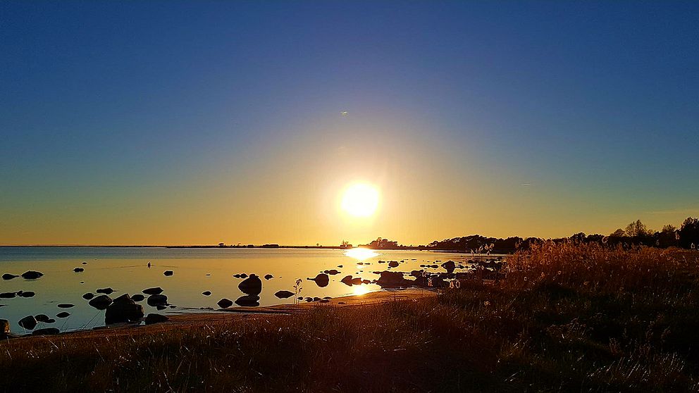 Solnedgång i Koviks fiskeläge, Gotland