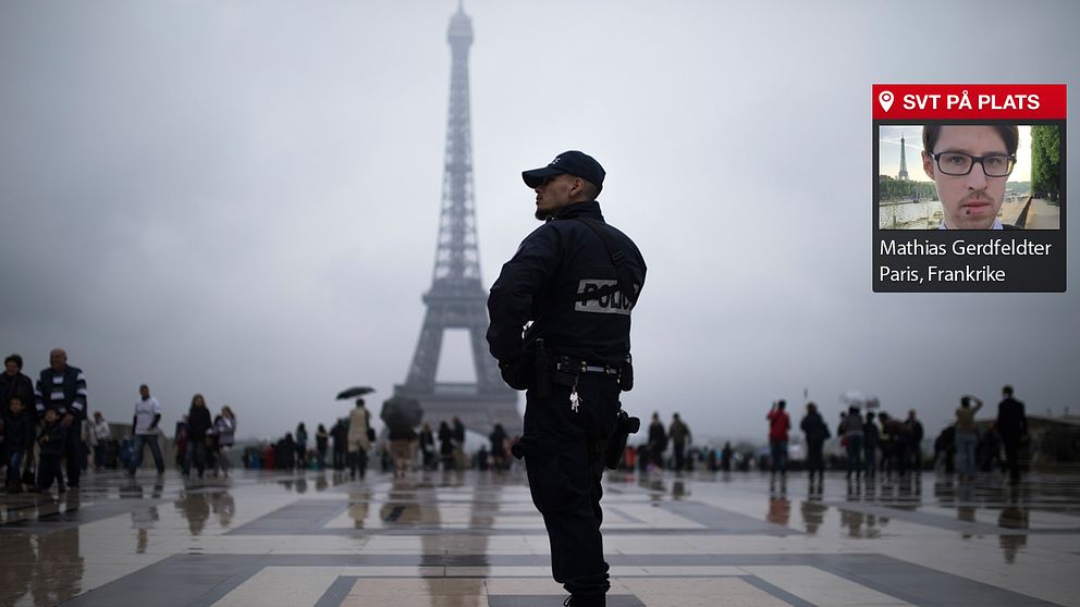 Polis framför Eiffeltornet