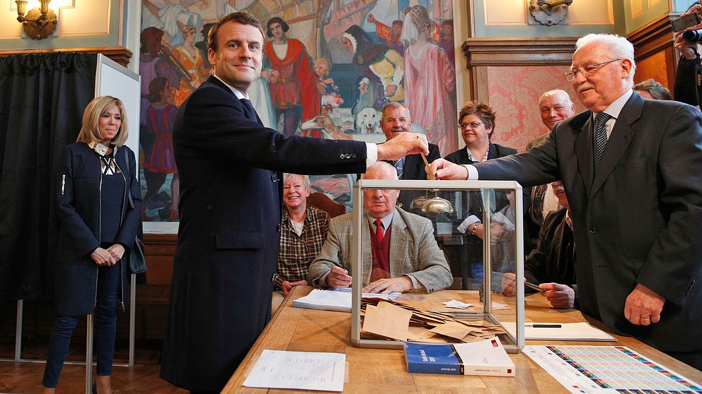 Emmanuel Macron lägger sin röst i valurnan i Touqet.