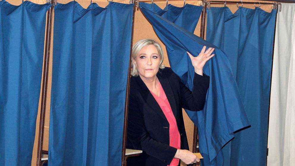 Nationella Frontens ledare Marine Le Pen röstar i Hénin-Beaumont.