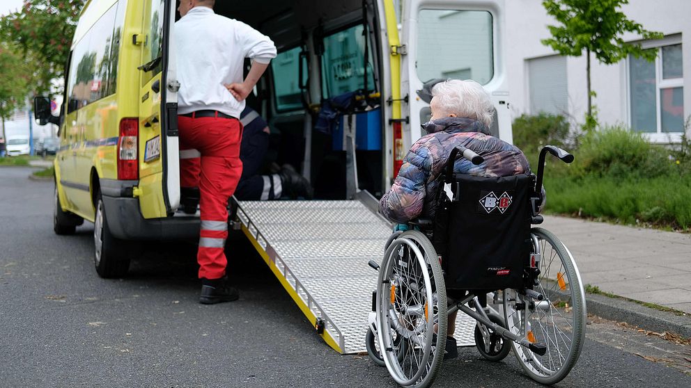 En äldre person på ett vårdhem får hjälp med evakueringen.