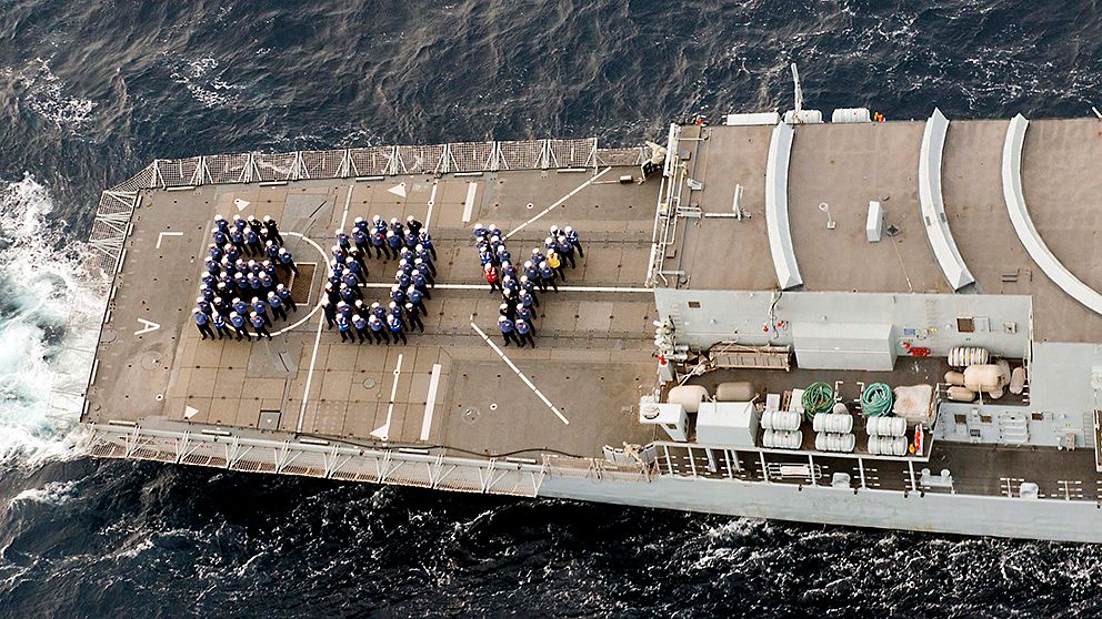 Besättning på frigatten HMS Lancaster hyllar den nyfödde prinsen.