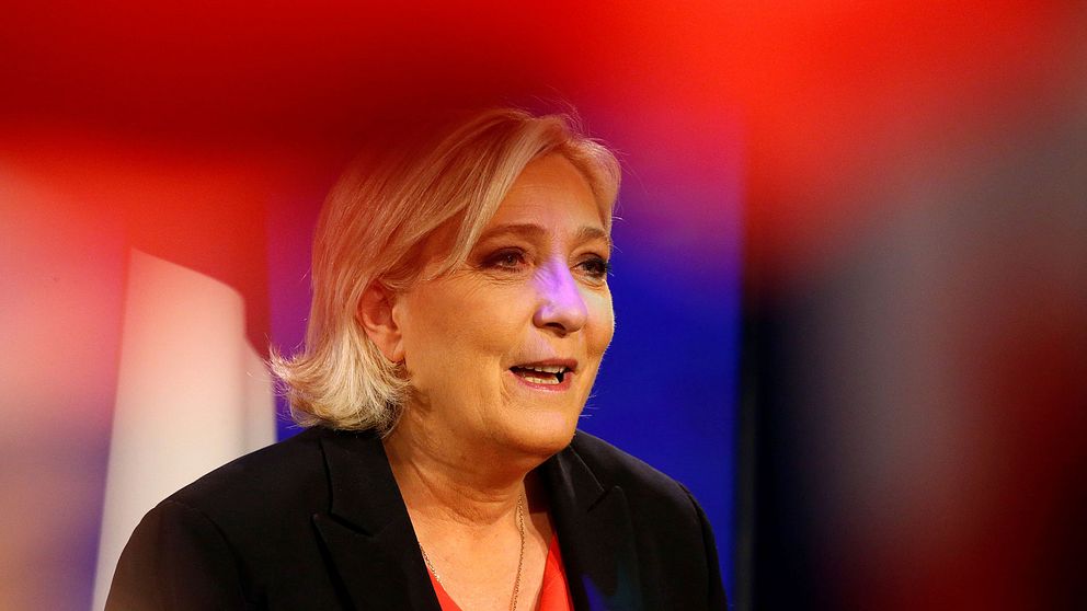 Le Pen erkänner sig besegrad.