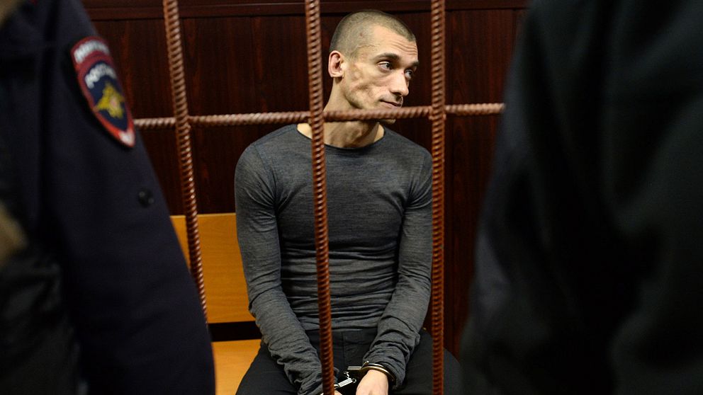 Pjotr Pavlenskij inför rättegången 2016, efter att konstnären satt eld på entrén till ryska säkerhetstjänstens högkvarter i Moskva.