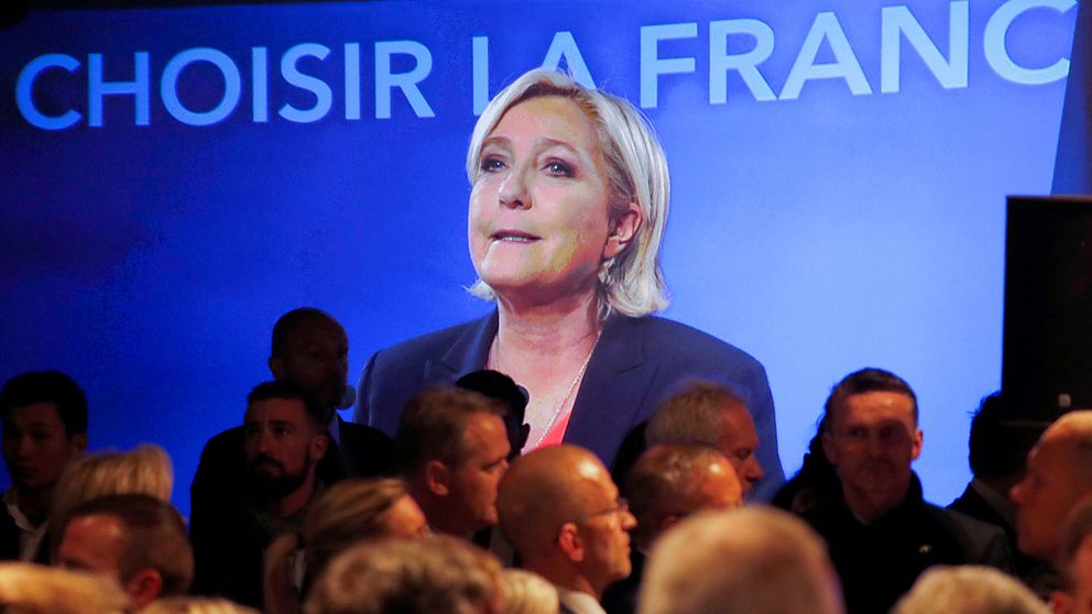 Marine Le Pen erkänner sig besegrad efter valförlusten.