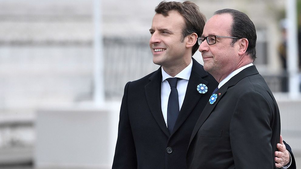 Frankrikes nye president Emmanuel Macron (vänster) och den avgående presidenten François Hollande (höger)