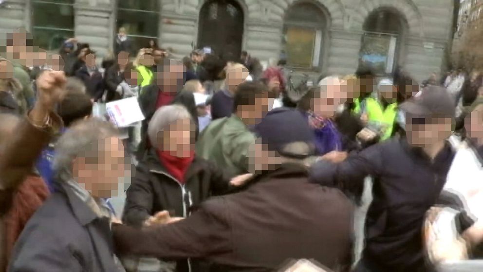 Här angriper högerextrema den fredliga manifestationen på Mynttorget.