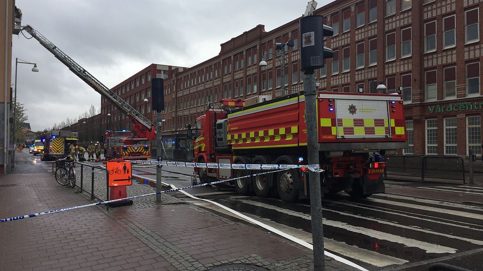 Räddningsarbetet har gjort att biltrafiken stängts av och det är en begränsad framkomlighet.