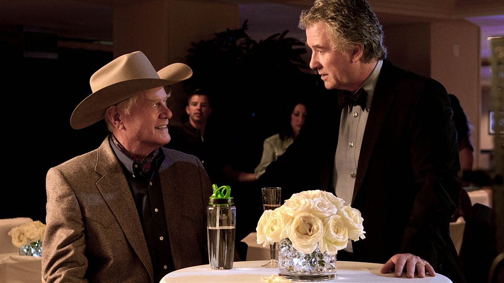 Larry Hagman spelar J.R. Ewing, till vänster i bilden. Patrick Duffy spelar Bobby Ewing.