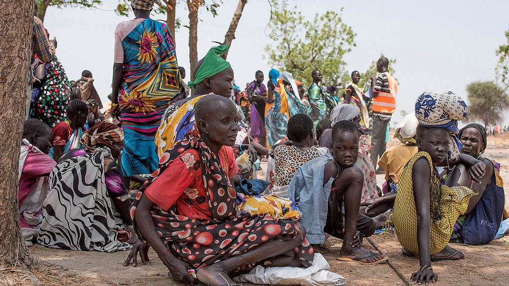 Sydsudanska kvinnor och barn väntar på matutdelning