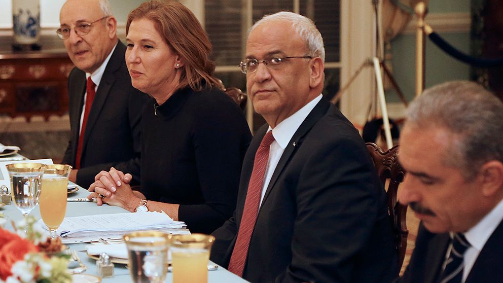 Israels chefsförhandlare Tzipi Livni och den palestinske förhandlaren Saeb Erakat satt bredvid varandra under middagen på måndagskvällen.