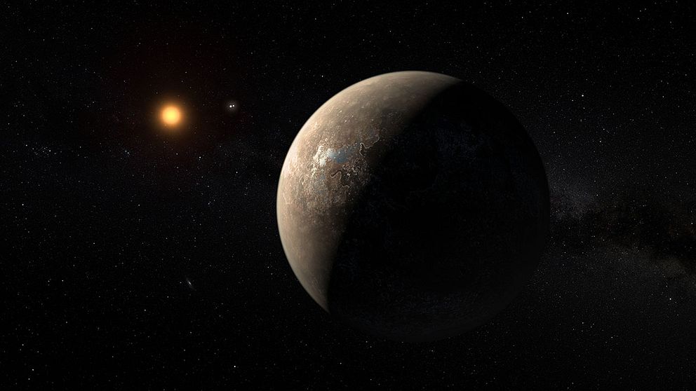 En rekonstruktion av planeten Proxima b. Den kretsar kring dvärgstjärnan Proxima Centauri som syns i bakgrunden.
