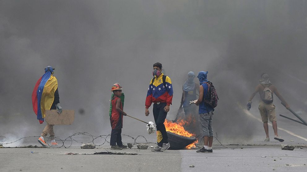 Unga demonstranter under protester mot regeringen i Venezuela.