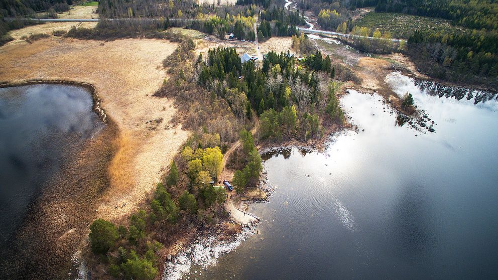 SVT Nyheter har flugit med drönare över sökområdet – en gård i ett skogsparti vid vattnet några mil från Hudiksvall.