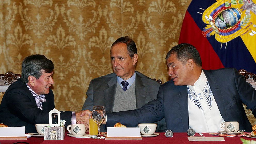 Ecuadors president Rafael Correa har bjudit in till fredsamtalen mellan Colombias regering och gerillarörelsen ELN. Pablo Beltrán (till vänster) representerar ELN och Juan Camilo Restrepo (i mitten) regeringen.